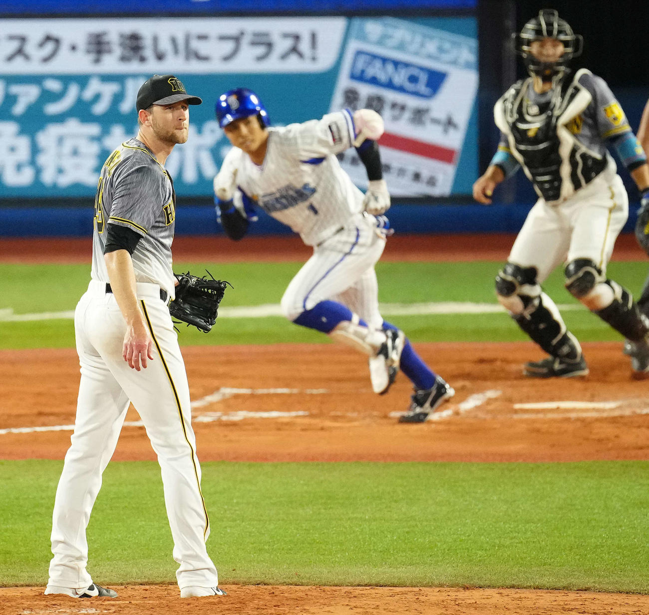 DeNA対阪神　6回裏DeNA2死満塁、桑原（後方左）に適時打を浴びるガンケル（撮影・江口和貴）