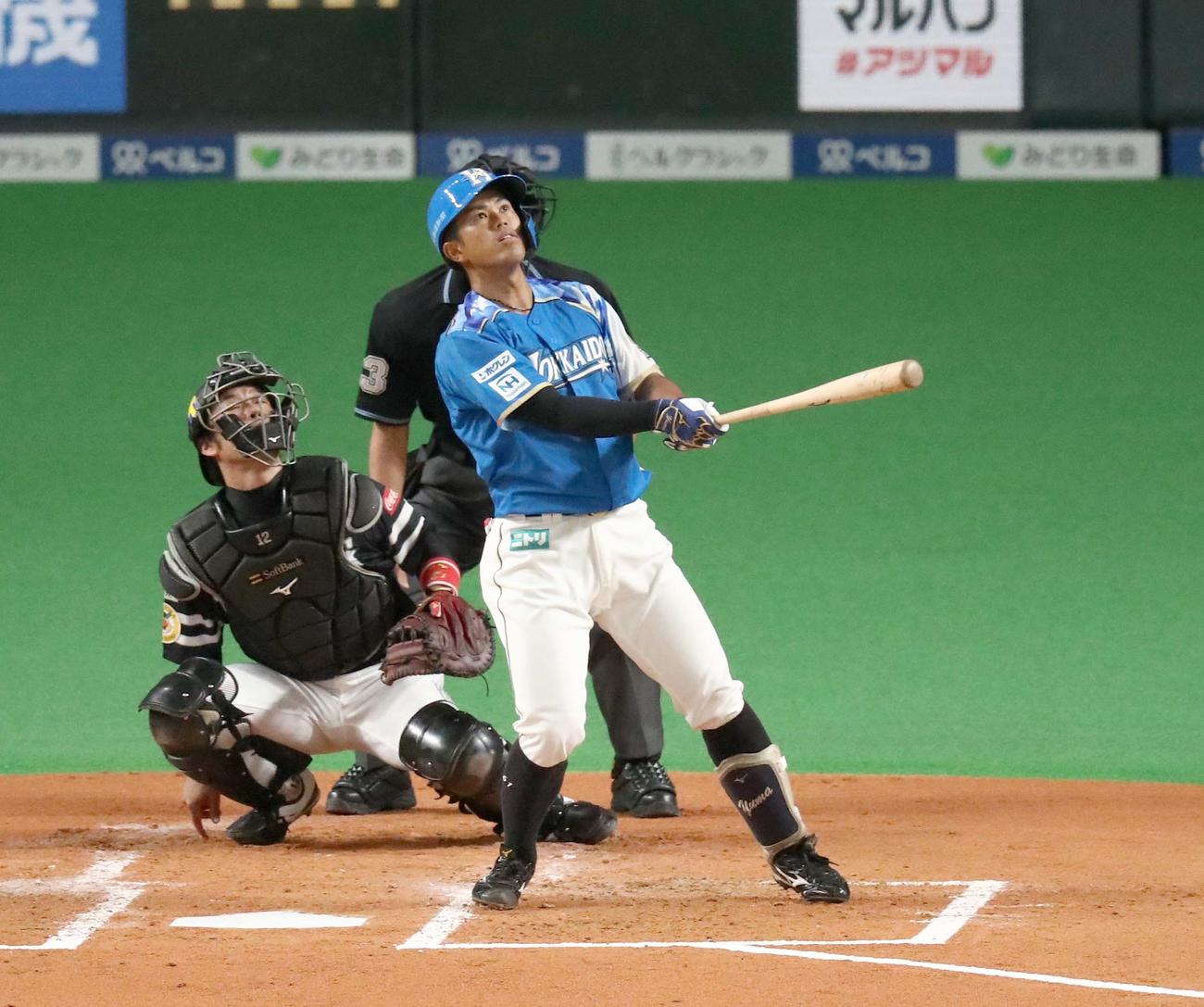 日本ハム対ソフトバンク　2回裏日本ハム1死二塁、左越え2点本塁打を放つ今川（撮影・黒川智章）