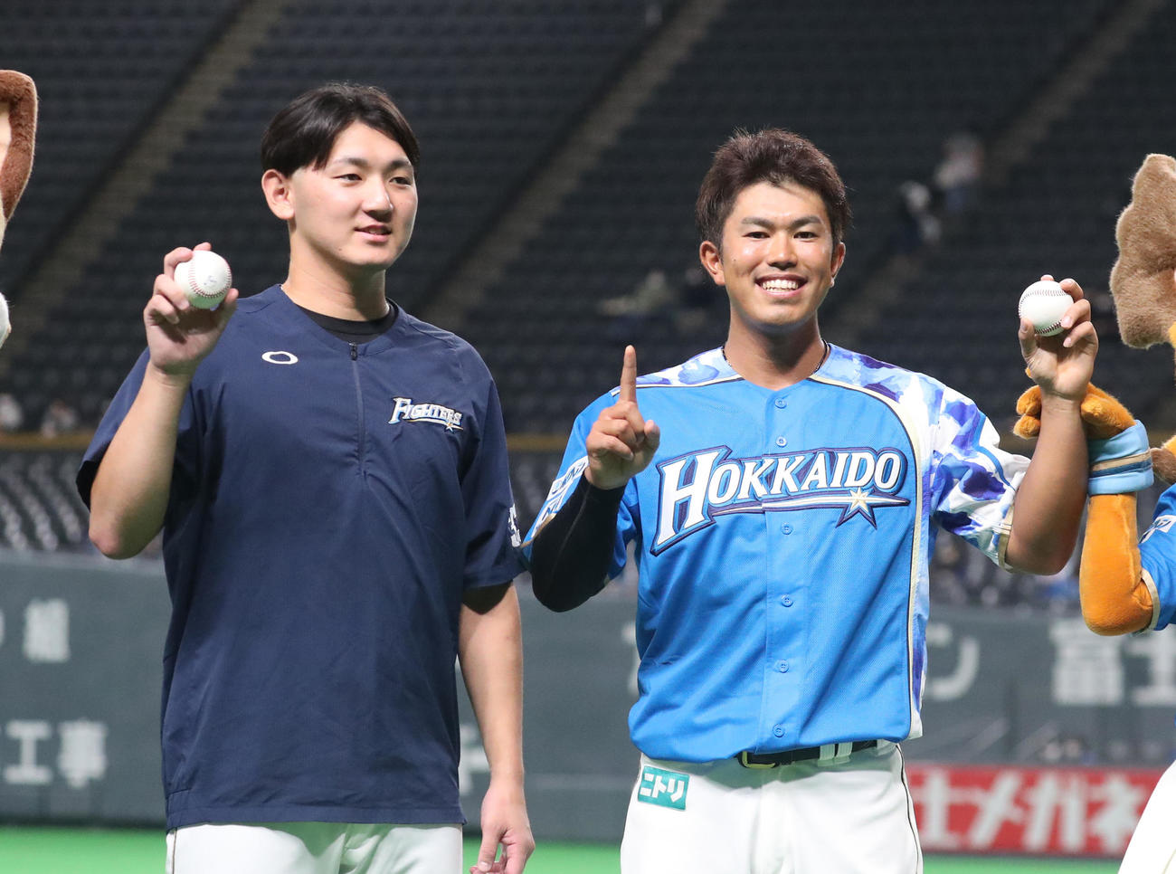 日本ハム対ソフトバンク　試合終了後、笑顔で記念撮影を行う日本ハム立野（左）と今川（撮影・佐藤翔太）