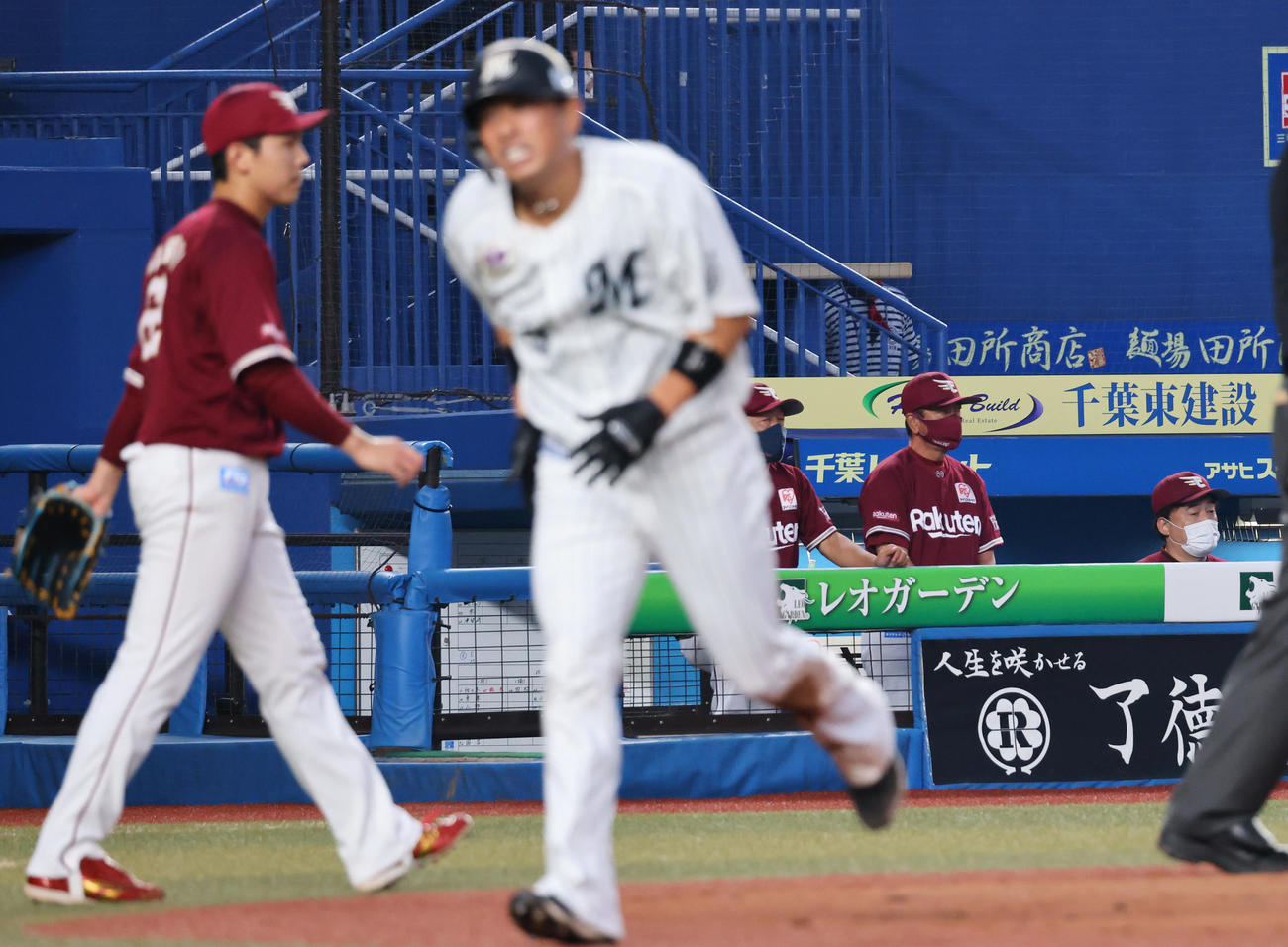 ロッテ対楽天　5回裏ロッテ無死一塁、藤岡の適時二塁打で失点を重ね渋い表情の石井GM兼監督（撮影・垰建太）