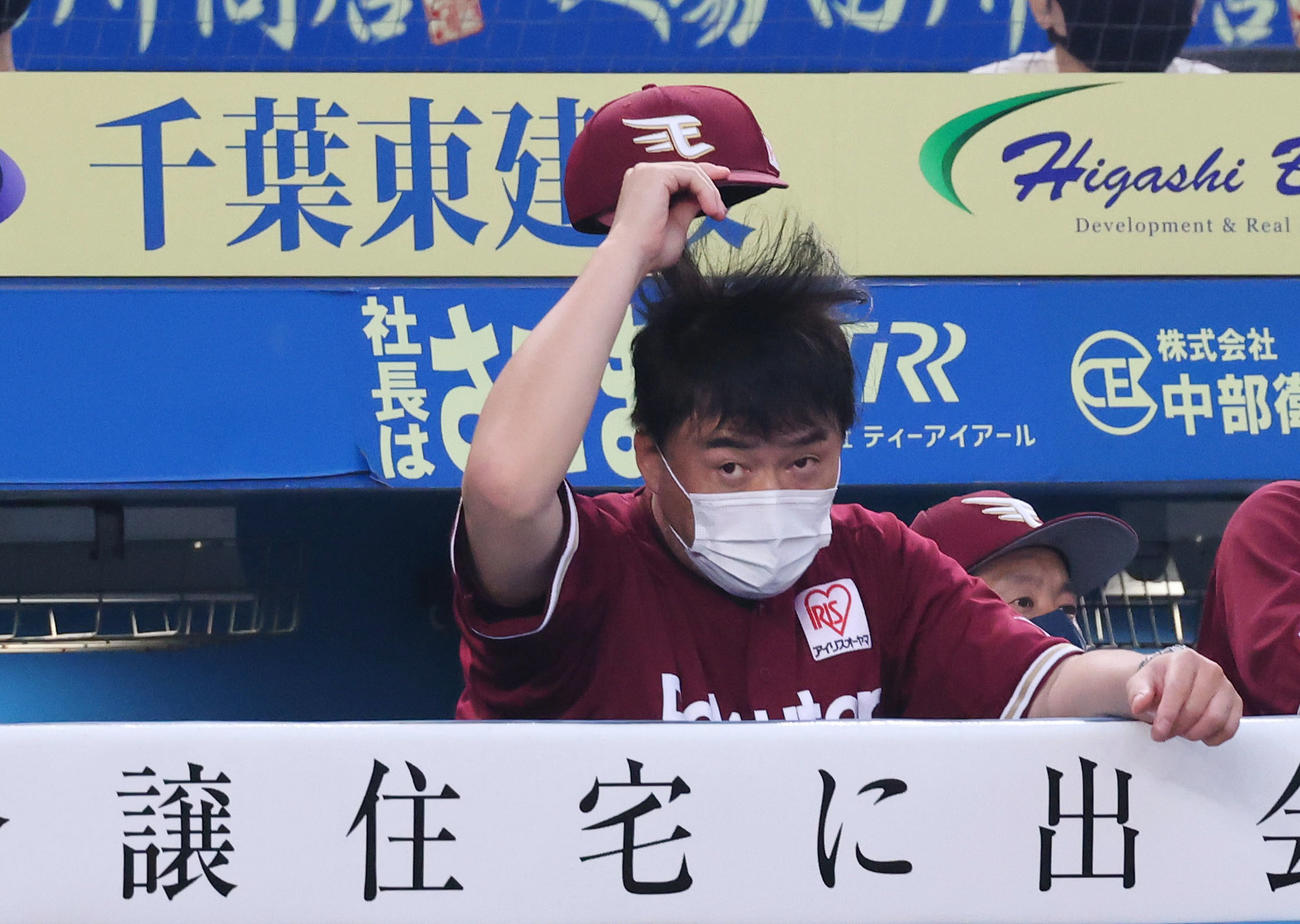 ロッテ対楽天　4回裏ロッテ1死一、二塁、ピンチの場面で帽子をかぶり直す楽天石井GM兼監督（撮影・垰建太）
