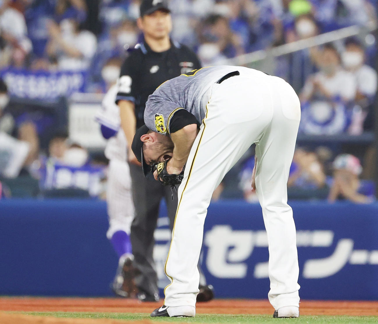 DeNA対阪神　4回裏DeNA2死一塁、今永の打球を後逸してしまい声を上げ悔しがる阪神ガンケル（撮影・清水貴仁）