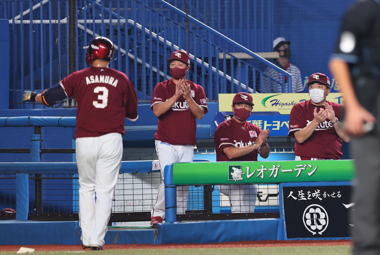 ロッテ対楽天　6回表楽天1死、中越えソロ本塁打を放った浅村（3番）を拍手で迎える石井GM兼監督（右）（撮影・垰建太）