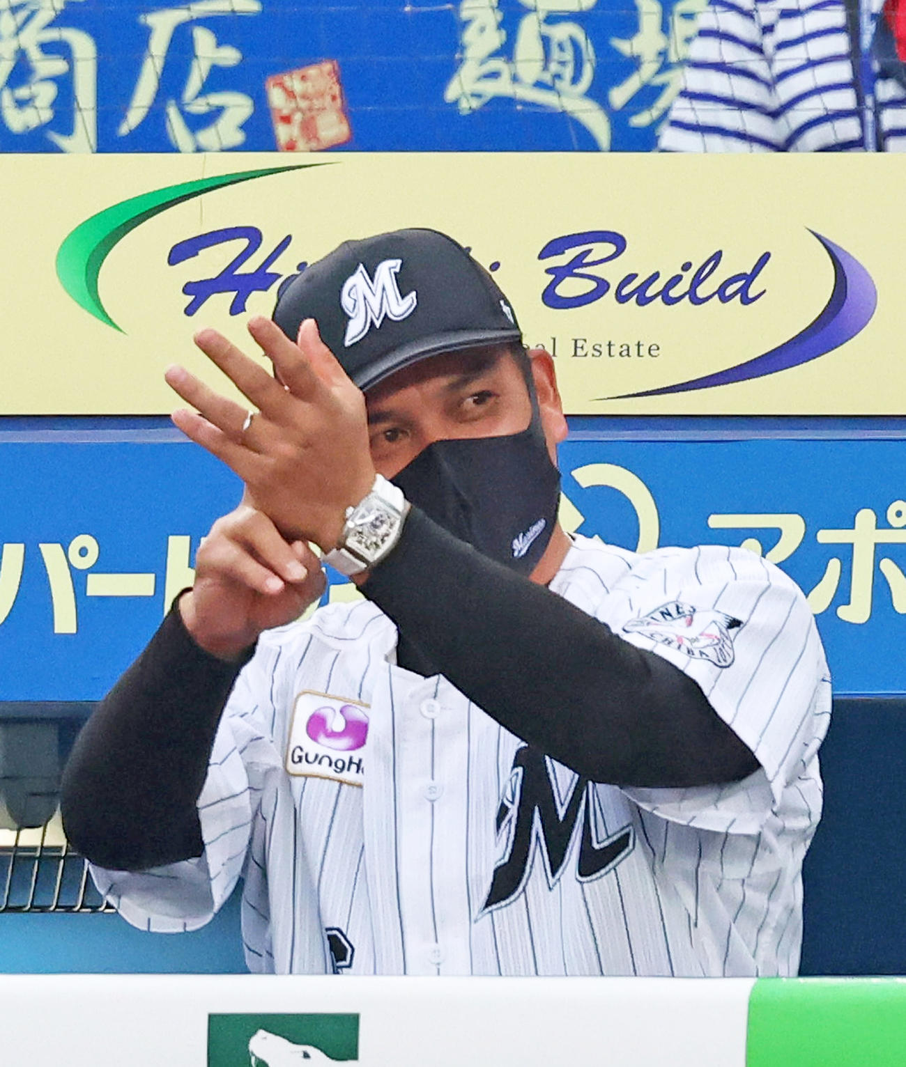 3回裏ロッテ1死二塁、2点本塁打を放ったレアードをすしポーズで出迎える井口監督（撮影・垰建太）