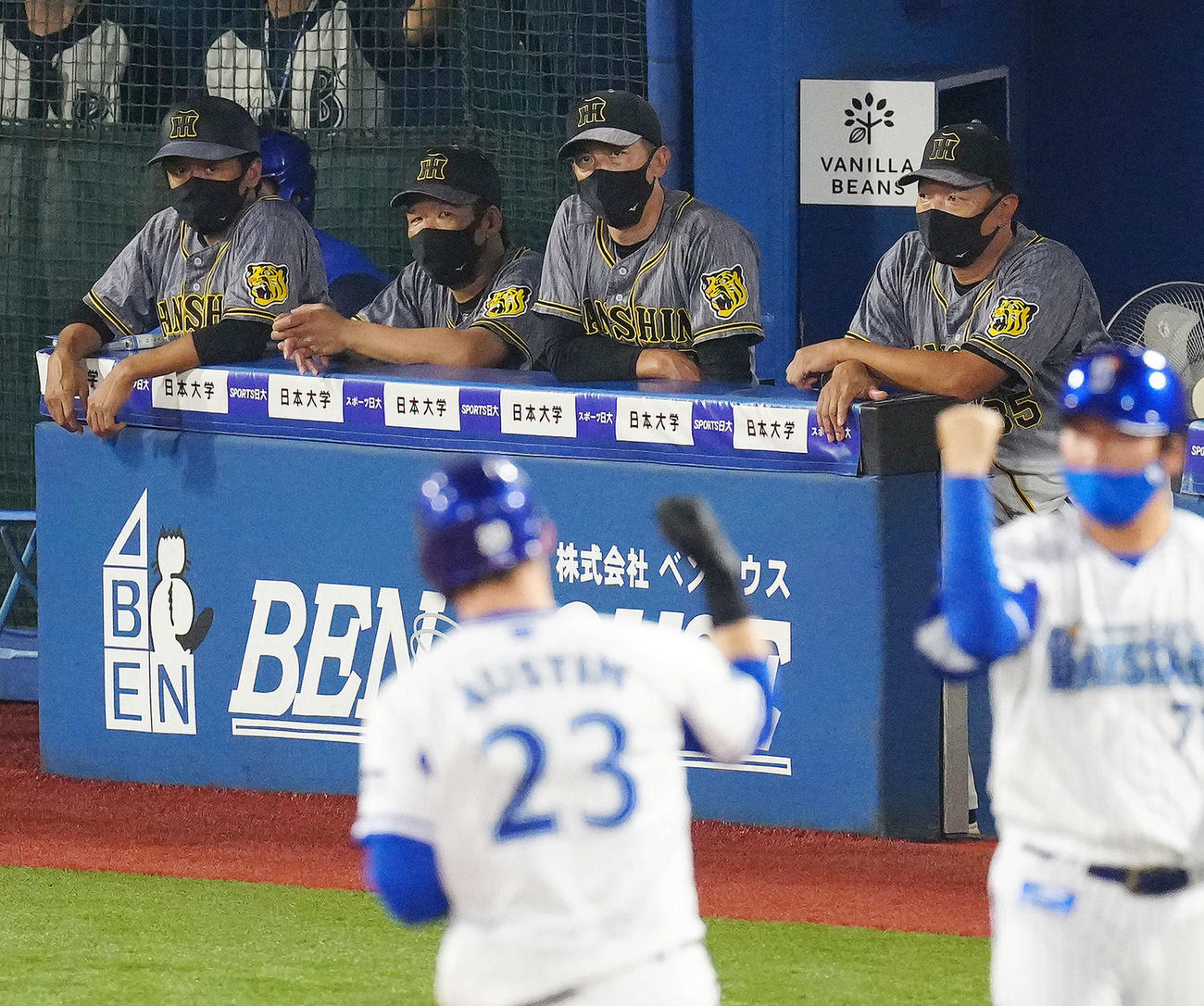 DeNA対阪神　7回裏DeNA無死一、二塁、オースティン（手前左）に3点本塁打を浴び、ベンチで厳しい表情を見せる矢野監督（左から3人目）（撮影・江口和貴）