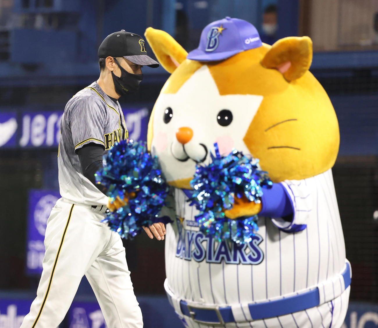 DeNA対阪神　7回裏DeNA、選手交代を告げる阪神矢野監督（撮影・清水貴仁）