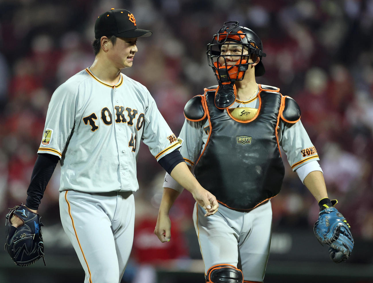 広島対巨人　8回裏を終え、中川（左）と話をする小林（撮影・狩俣裕三）