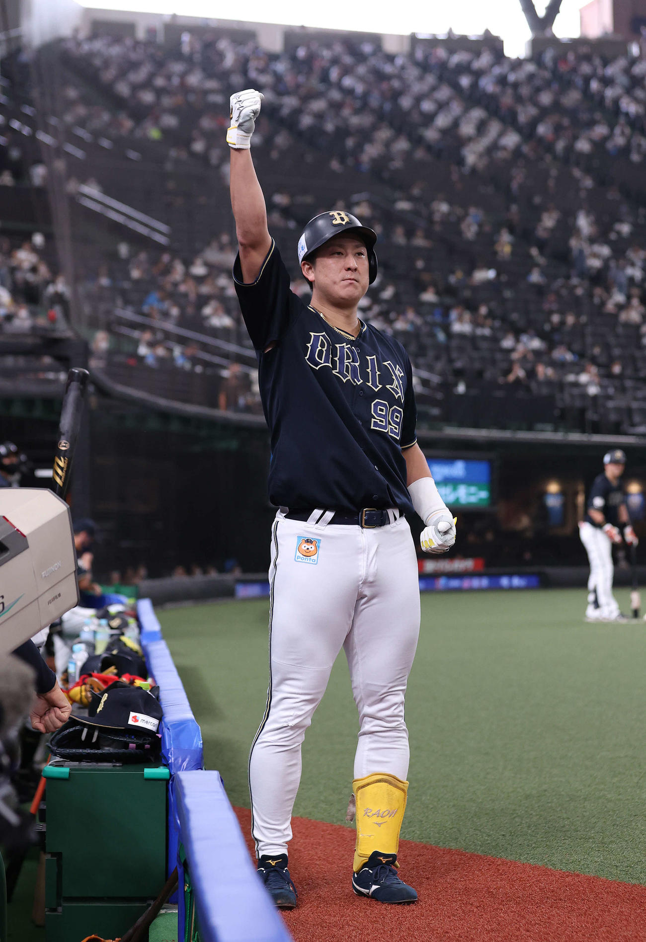 西武対オリックス　4回表オリックス無死、左越え本塁打を放ちラオウポーズを見せる杉本（撮影・河野匠）
