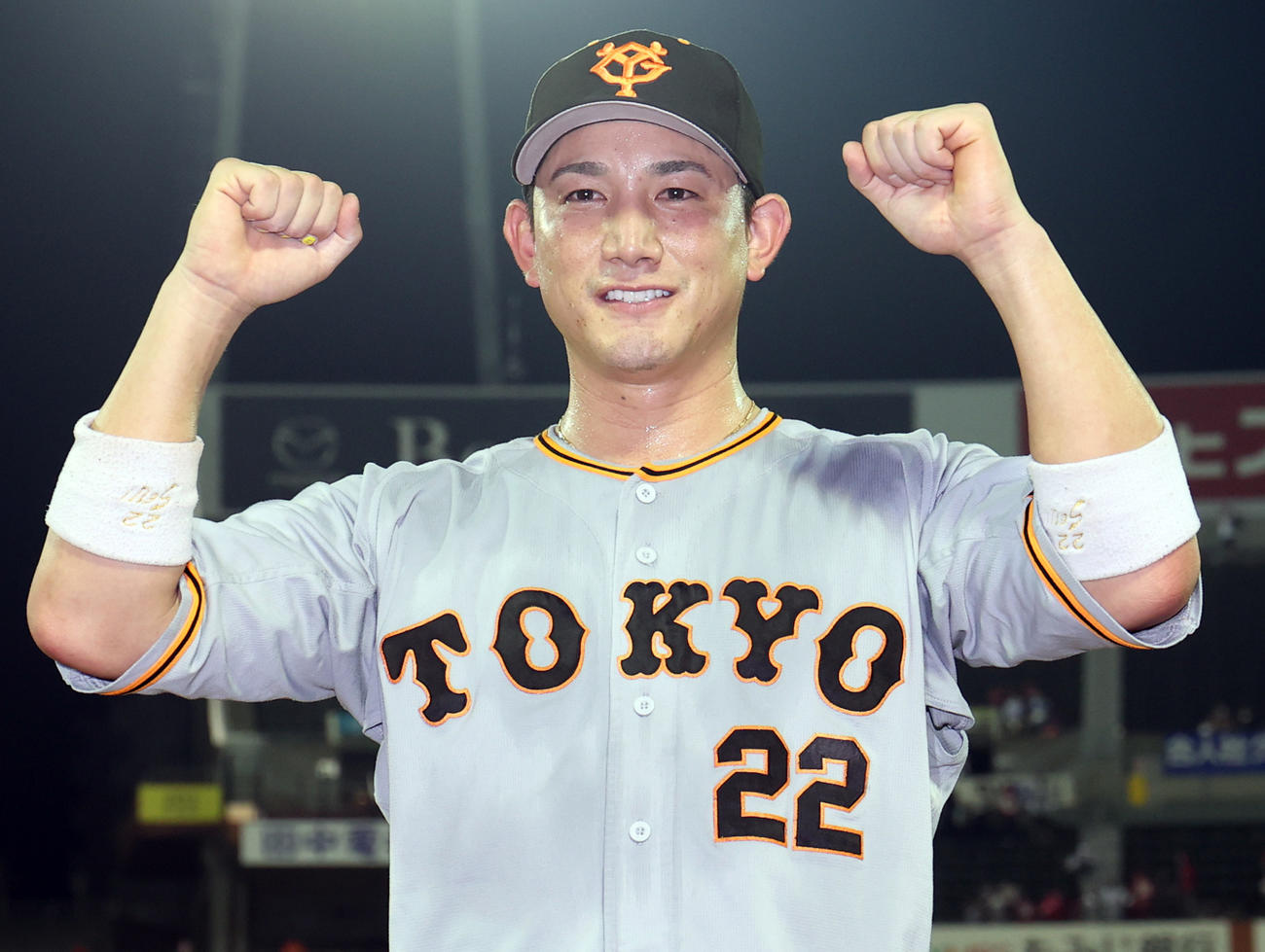 広島対巨人　ヒーローインタビュー後、ガッツポーズで記念撮影する小林（撮影・狩俣裕三）
