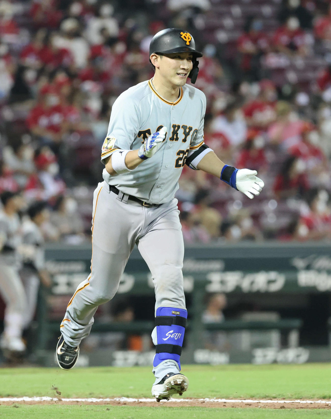 広島対巨人　7回表巨人2死、小林は勝ち越しの左越え本塁打を放ち、手をたたいて喜ぶ（撮影・加藤孝規）