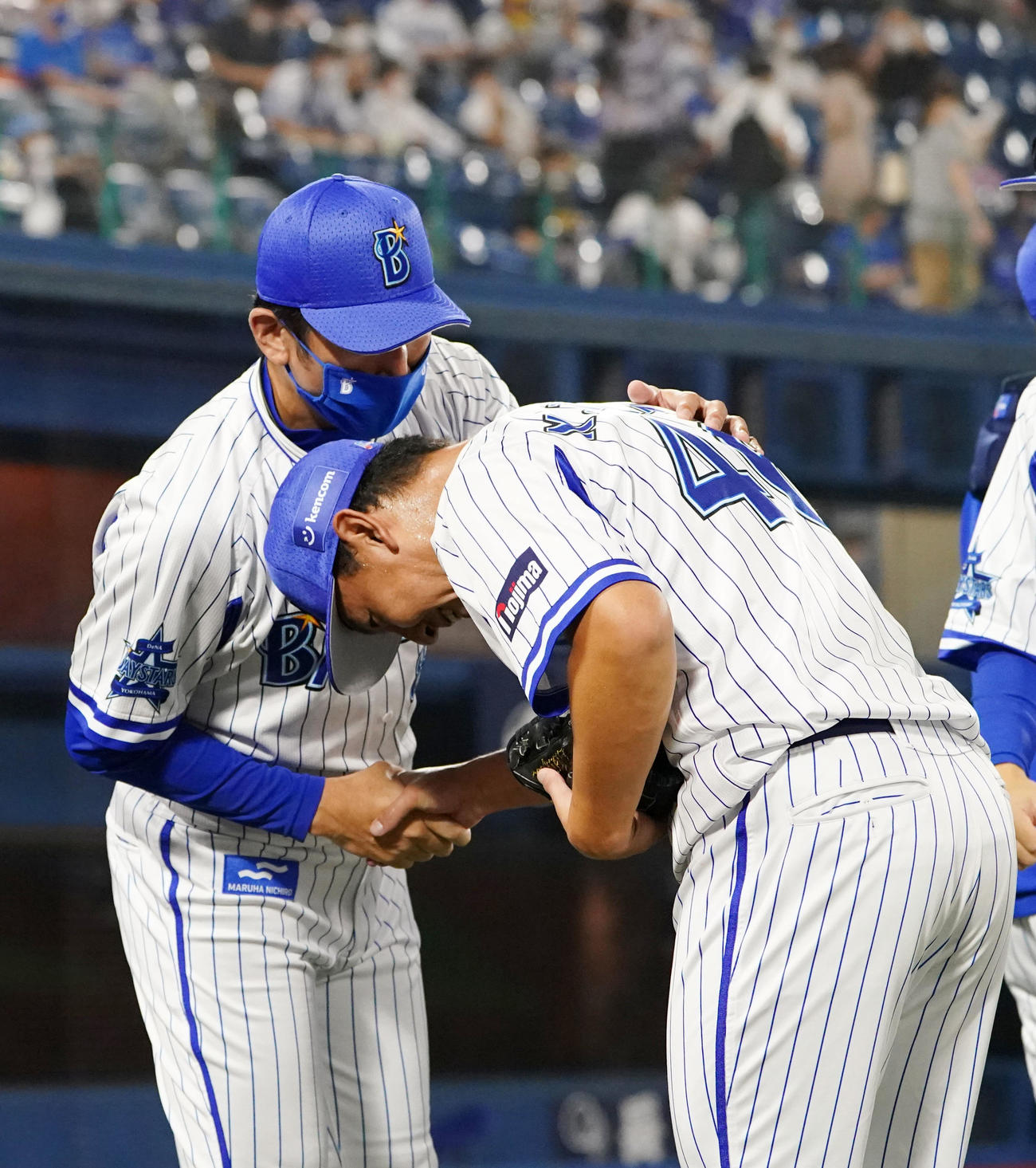 DeNA対阪神　試合を終え、DeNA田中健（右）と握手を交わしながら声を掛ける三浦監督（撮影・横山健太）