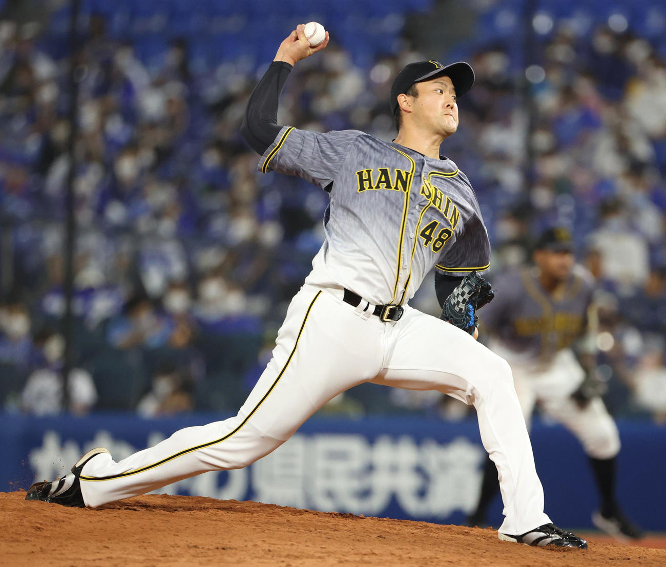 DeNA対阪神　8回に登板する斎藤（撮影・清水貴仁）