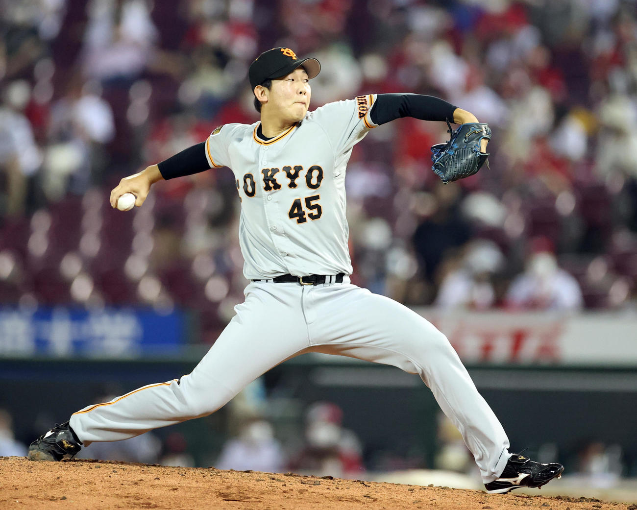 広島対巨人　9回裏から登板する畠（撮影・狩俣裕三）