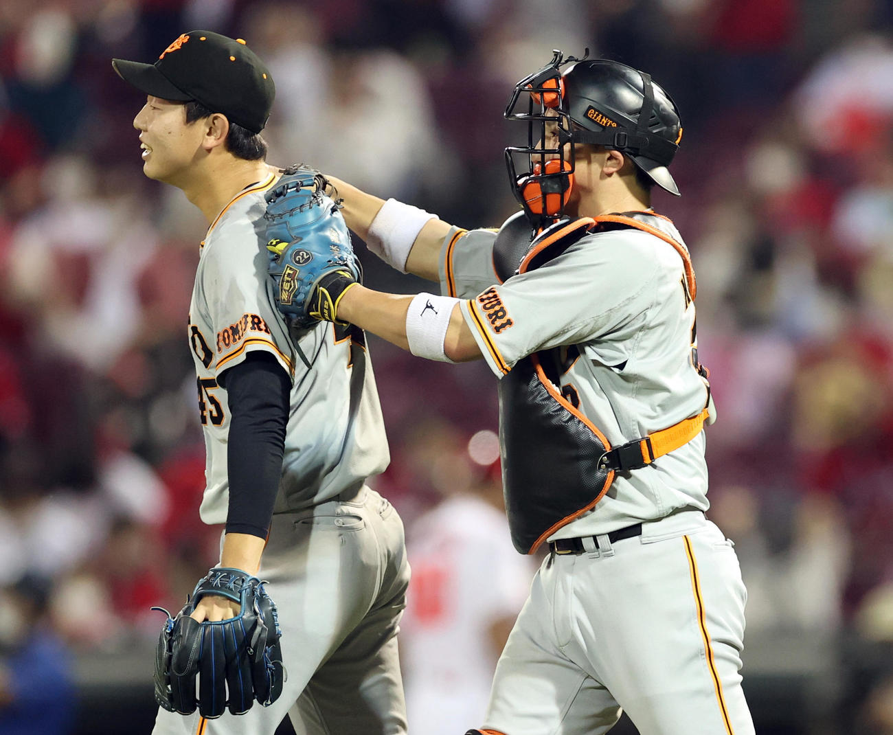 広島対巨人　試合後、畠（左）の肩をもみながら勝利を喜び合う小林（撮影・狩俣裕三）