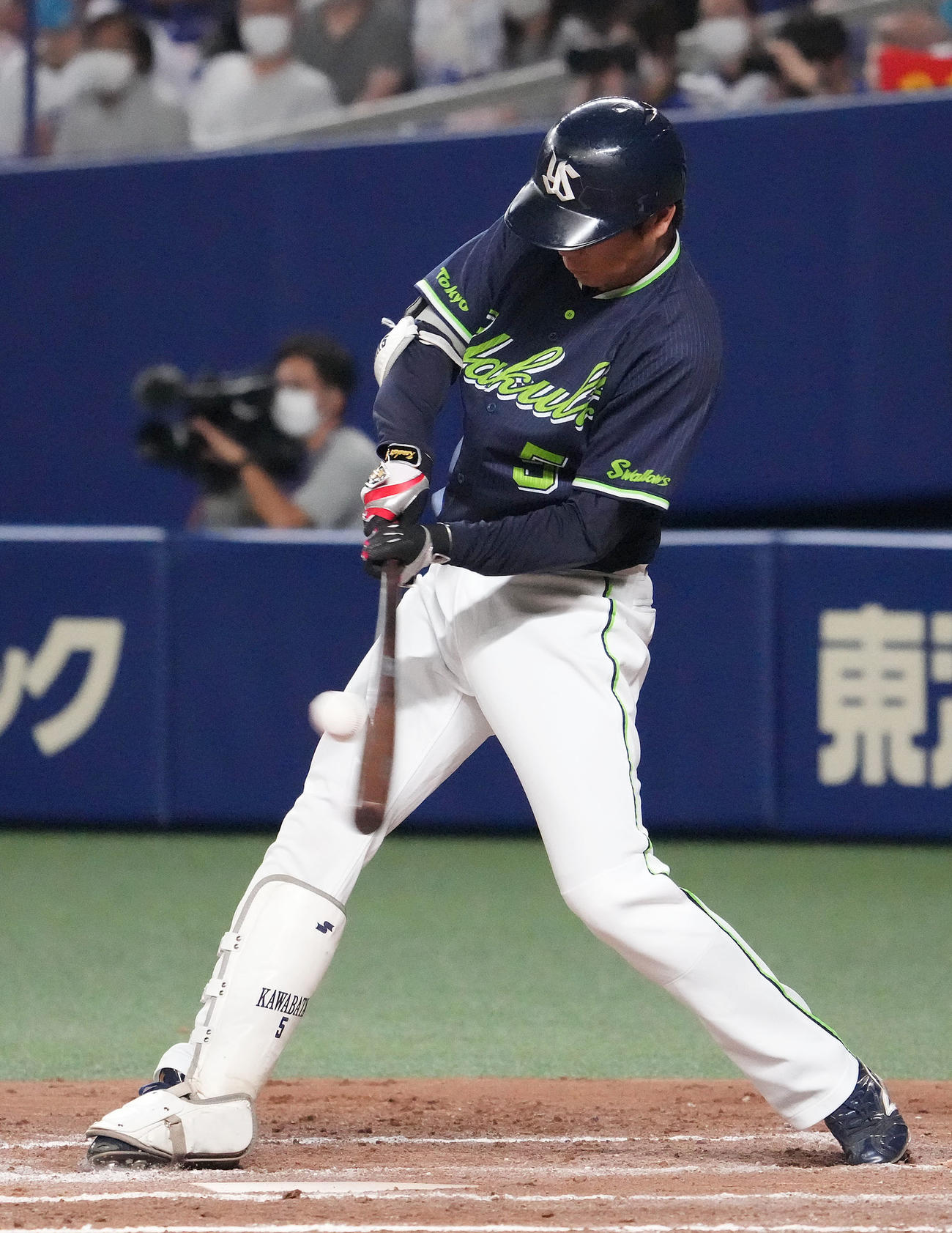 中日対ヤクルト　7回表ヤクルト2死一、二塁、中前適時打を放つ川端（撮影・森本幸一）