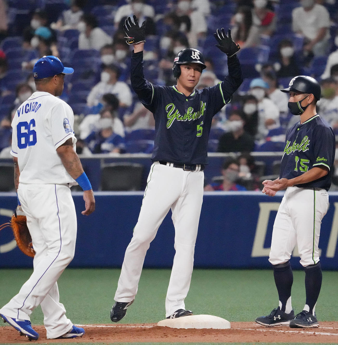 中日対ヤクルト　7回表ヤクルト2死一、二塁、中前適時打を放った川端（撮影・森本幸一）