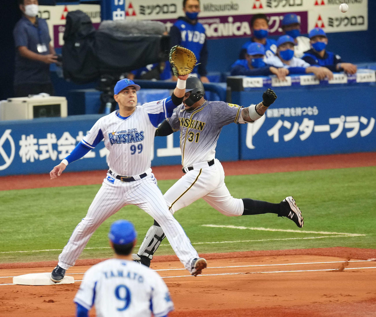 DeNA対阪神　1回表阪神2死三塁、遊撃に先制適時内野安打とするマルテ（右）。左は一塁手ソト（撮影・江口和貴）