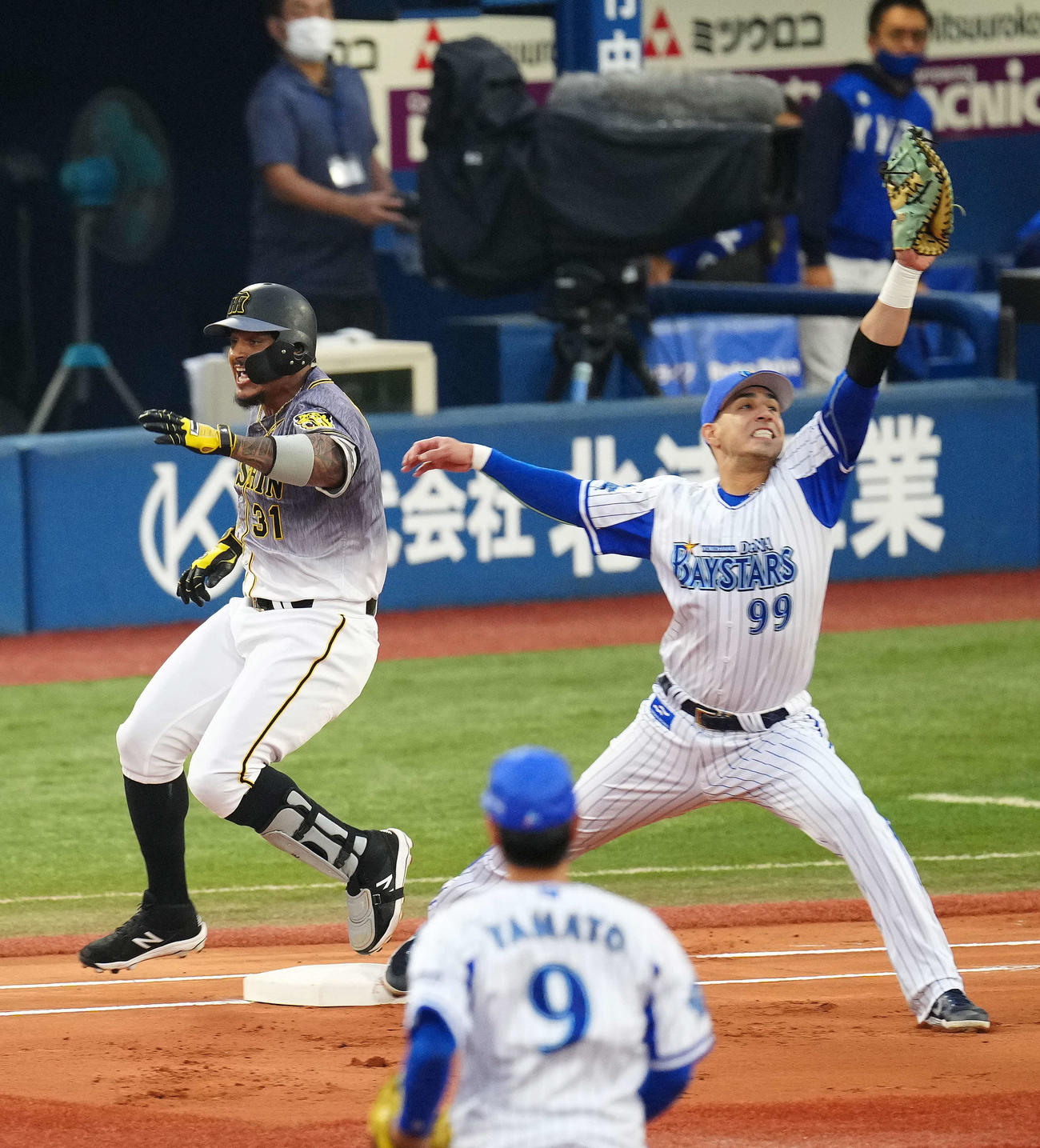DeNA対阪神　1回表阪神2死三塁、遊撃に先制適時内野安打としたマルテ（左）。右は一塁手ソト（撮影・江口和貴）