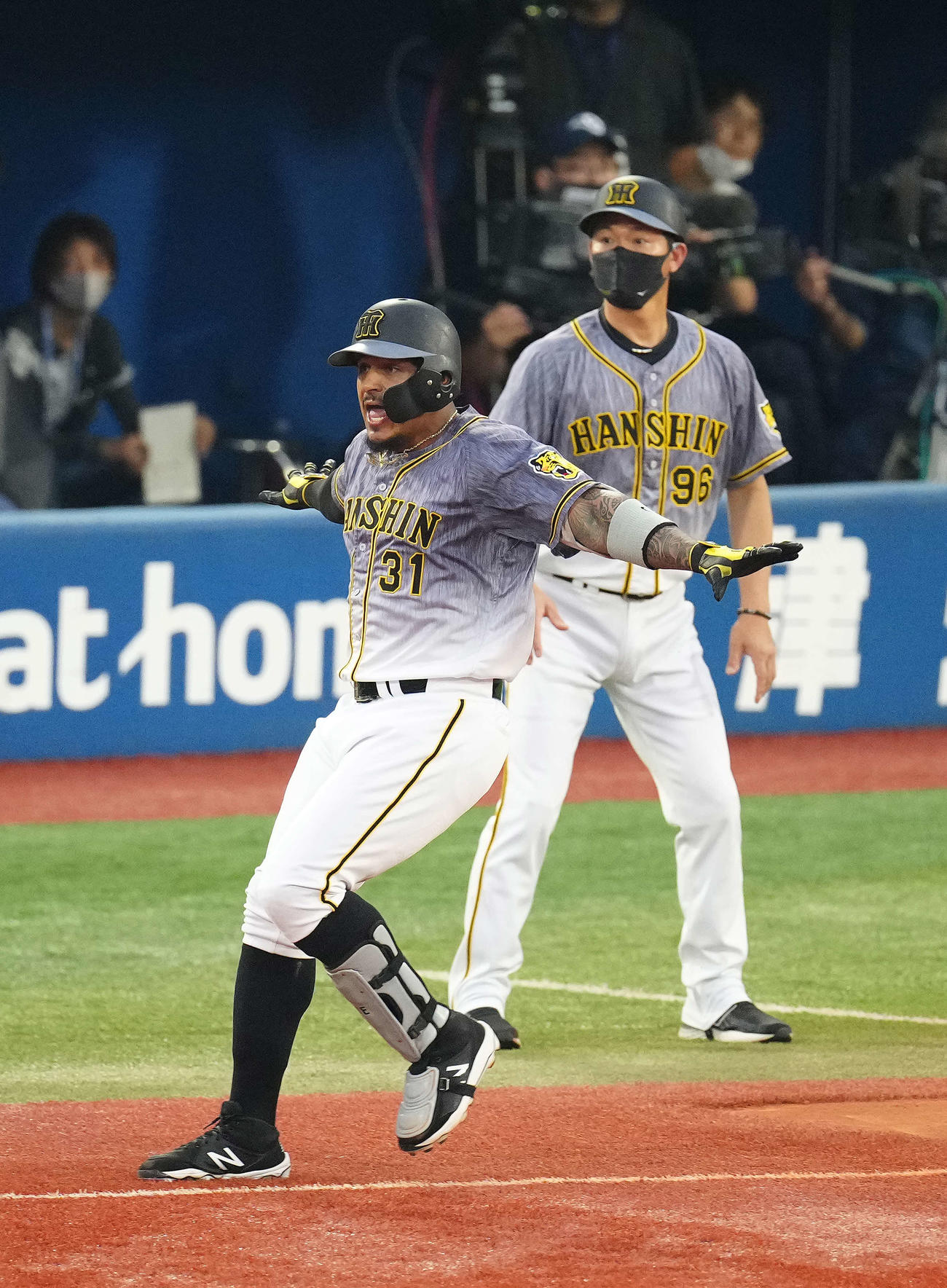 DeNA対阪神　1回表阪神2死三塁、先制適時内野安打としたマルテ（左）（撮影・江口和貴）