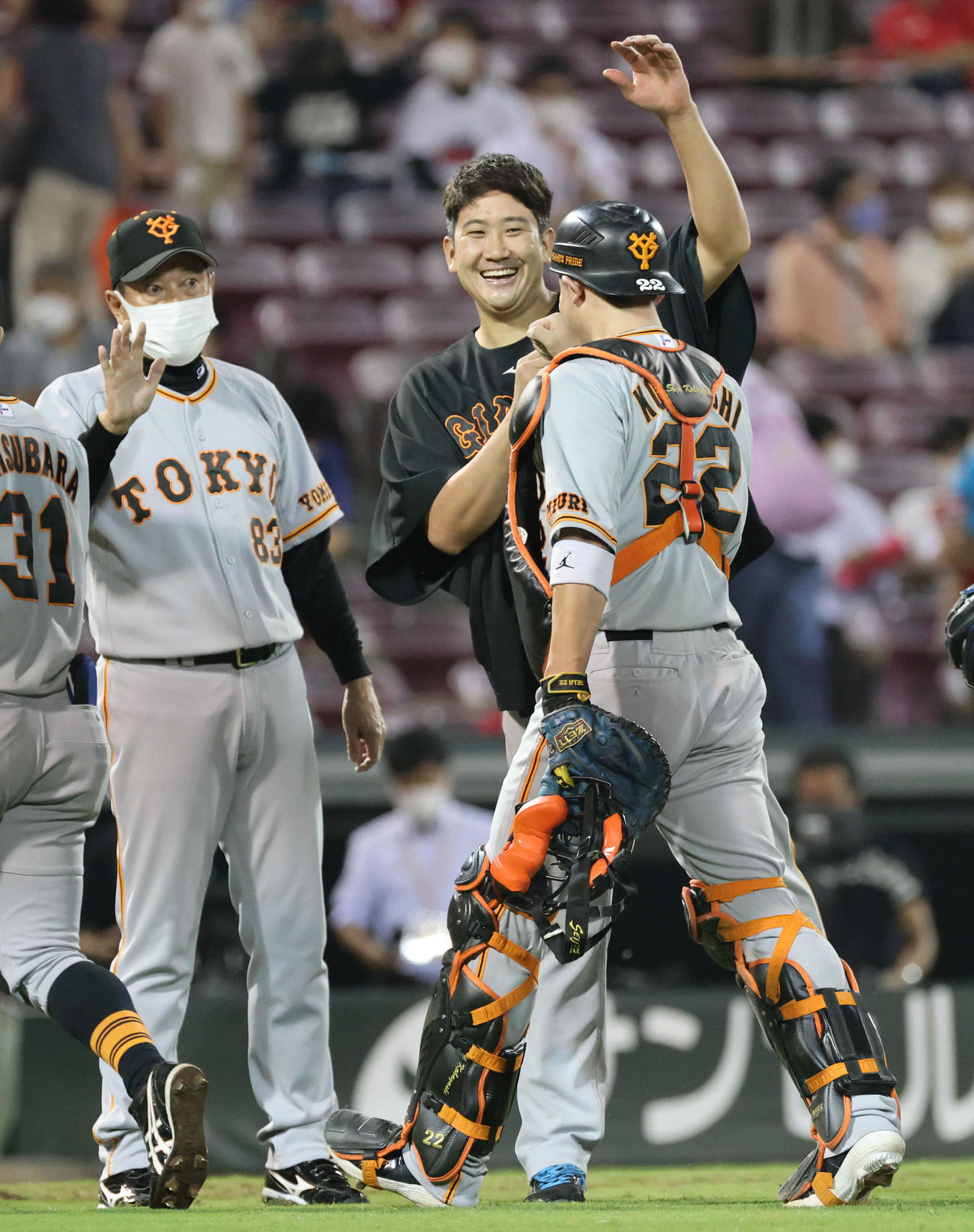 広島対巨人　連敗を6で止め、決勝弾の捕手小林（右）を笑顔で迎える菅野（中央）。左は原監督（撮影・加藤孝規）
