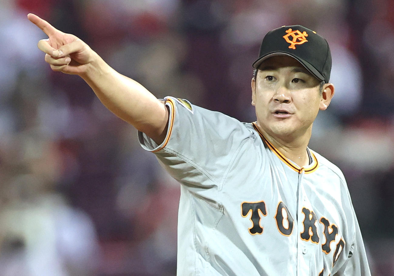 5回裏広島1死、小園のスイングをアピールする菅野（撮影・狩俣裕三）