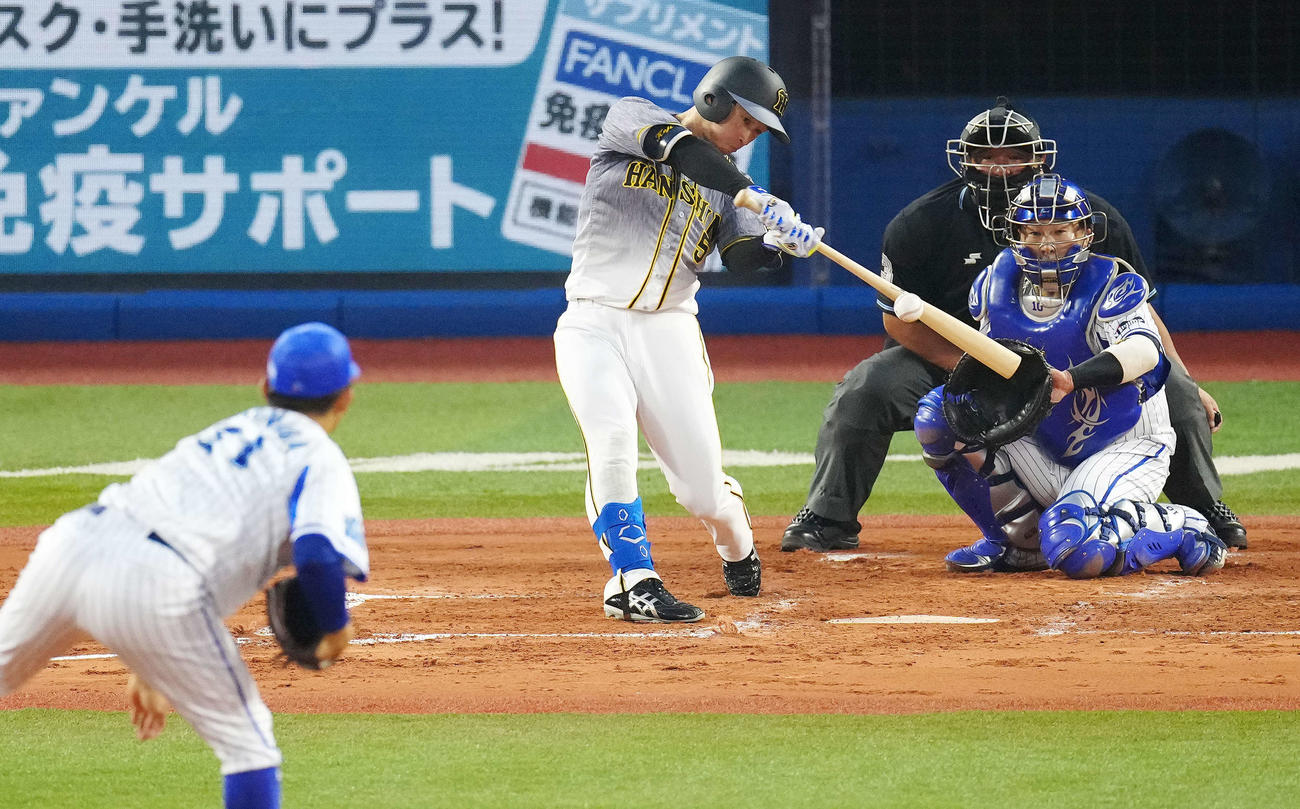 DeNA対阪神　3回表阪神無死、右前打を放つ近本。投手今永（撮影・江口和貴）