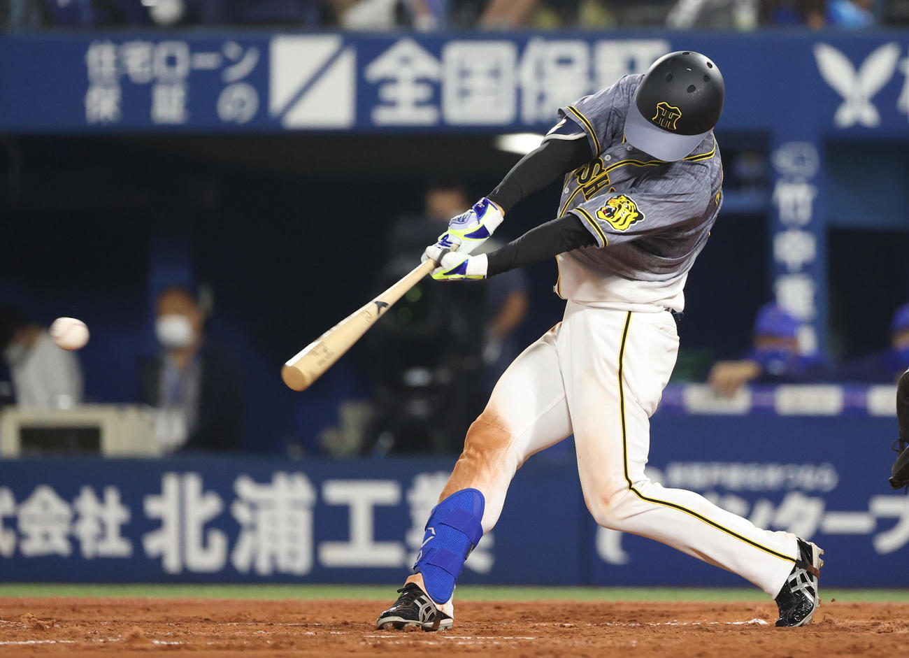 DeNA対阪神　5回表阪神2死、中前打を放ち猛打賞とする近本（撮影・清水貴仁）