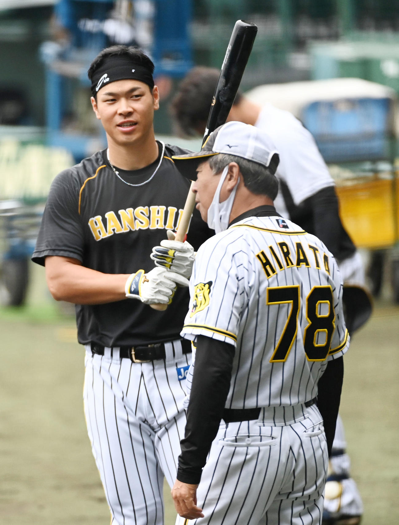 2軍広島戦の試合前、平田勝男2軍監督（右）と話す佐藤輝（撮影・前岡正明）
