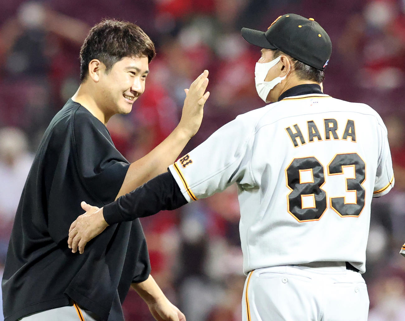 広島対巨人　試合後、原監督（右）から労いを受ける菅野（撮影・狩俣裕三）