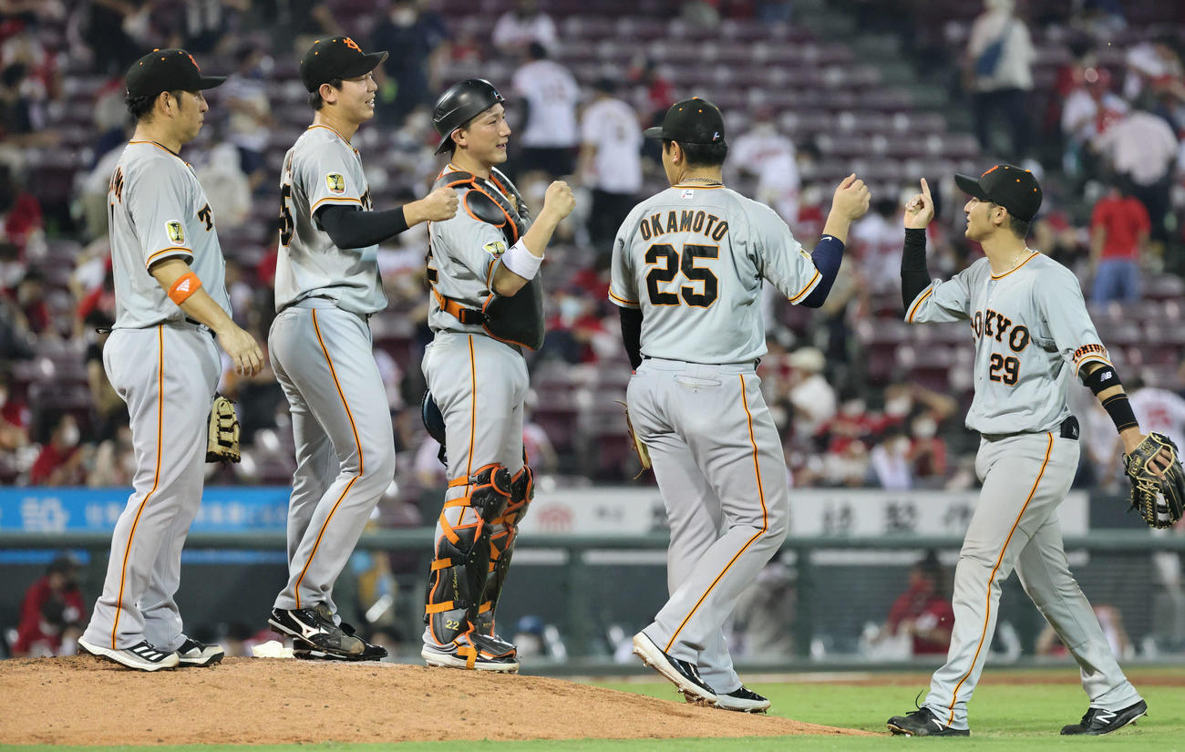 広島対巨人　勝利を祝う巨人ナイン。左から2人目は初セーブを挙げた畠、中央は小林（撮影・加藤孝規）