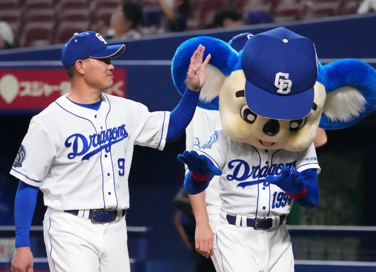 中日対ヤクルト　観客に手を振る福留（左）とドアラ（撮影・森本幸一）