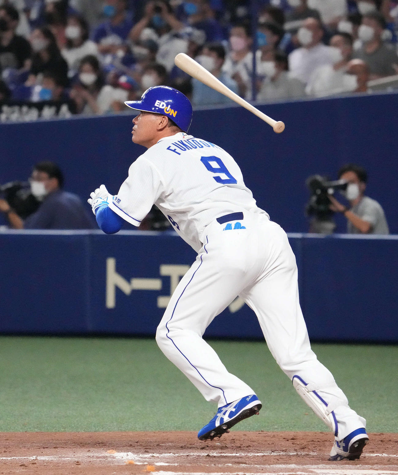 中日対ヤクルト　7回裏中日2死一塁、福留は右中間に同点2点本塁打を放つ（撮影・森本幸一）