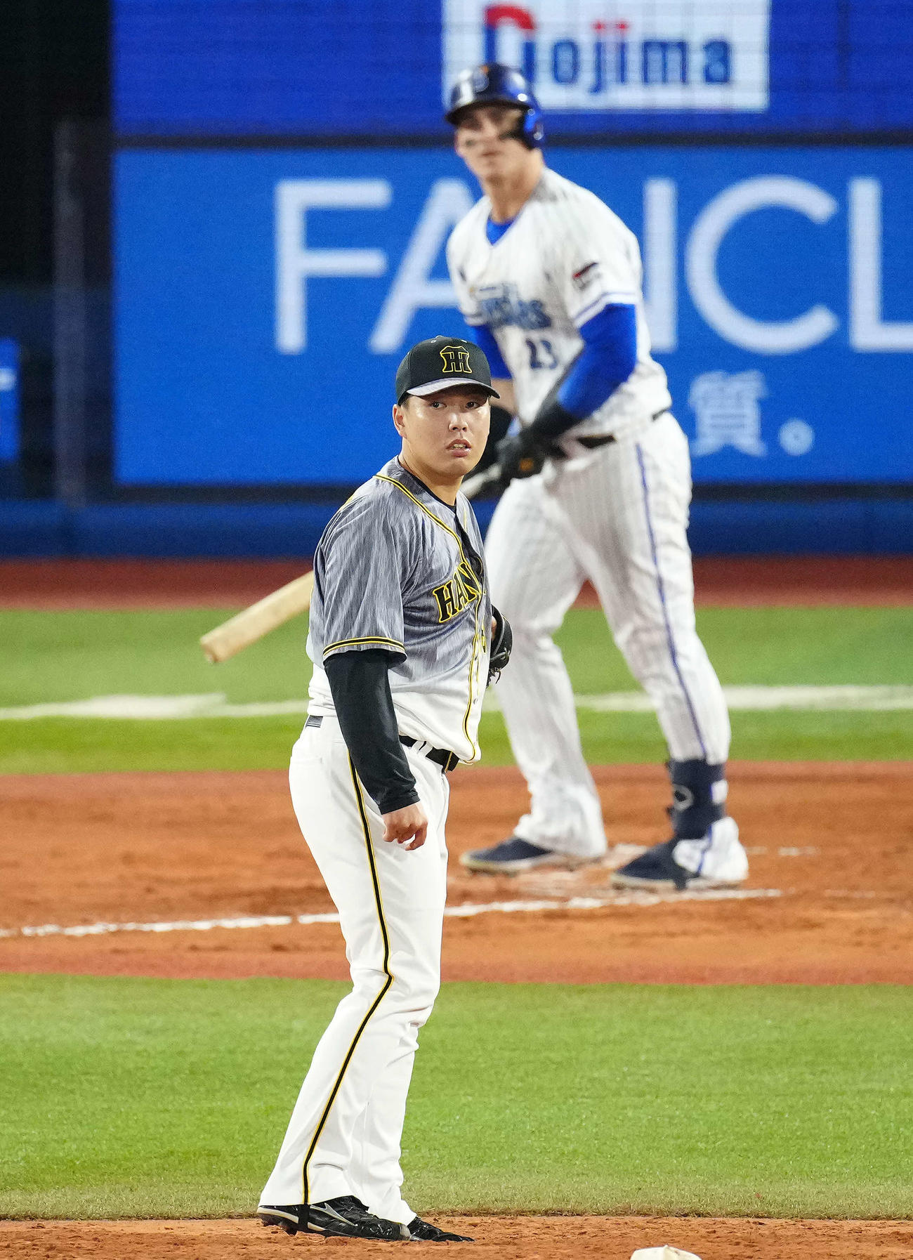 DeNA対阪神　7回裏DeNA無死一、二塁、オースティン（後方）に3点本塁打を浴びる馬場（撮影・江口和貴）