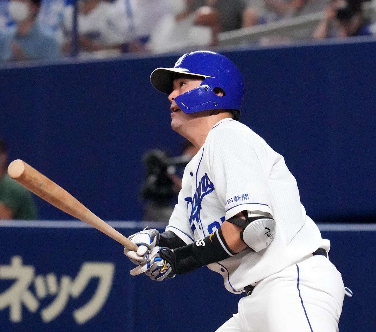 8回裏中日無死、左越え本塁打を放つ木下拓（撮影・森本幸一）