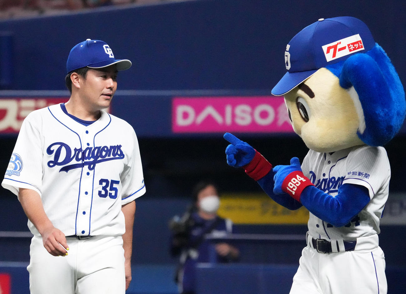 試合後、ドアラと喜びを分かち合う木下拓（左）（撮影・森本幸一）