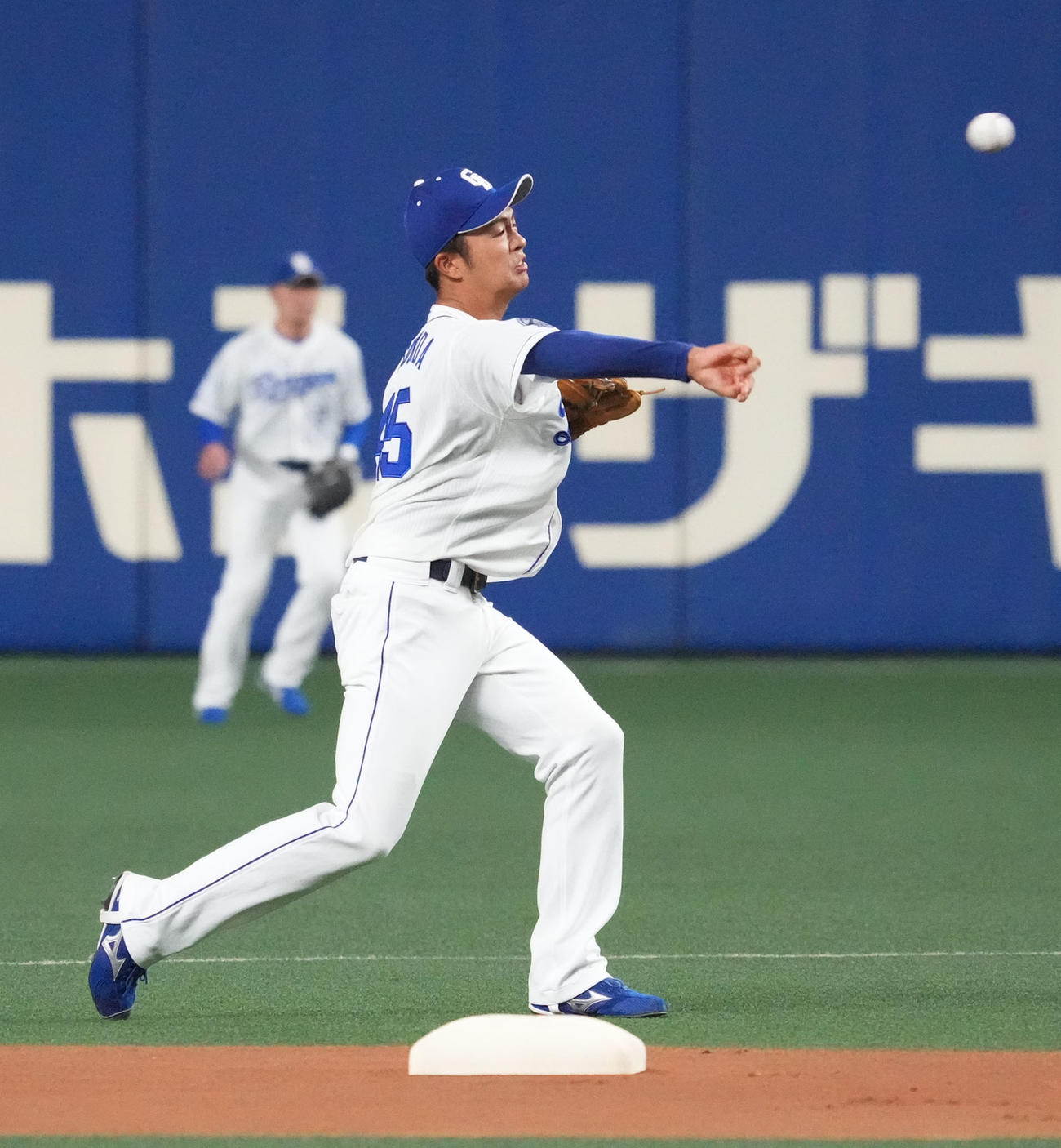 中日対ヤクルト　1回表ヤクルト無死、太田の打球を捕球し一塁へ送球する土田（撮影・森本幸一）