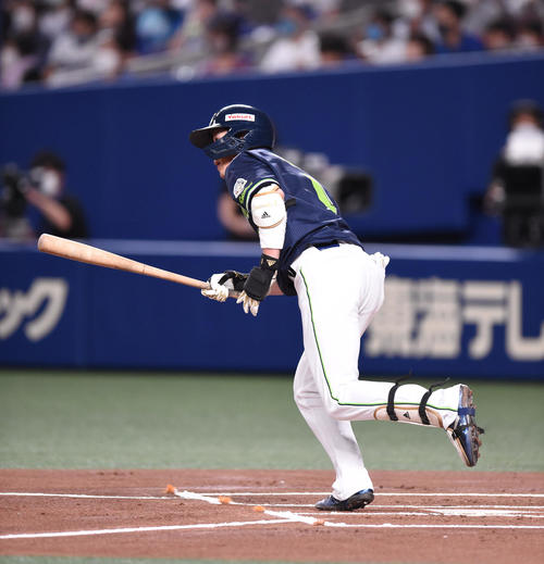 中日対ヤクルト　1回表ヤクルト2死、中前安打を放つ山田（撮影・森本幸一）