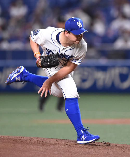 中日対ヤクルト　1回表、登板する中日先発の小笠原（撮影・森本幸一）