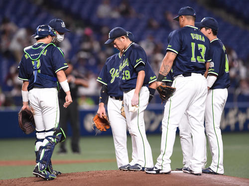 中日対ヤクルト　3回裏中日1死満塁、マウンド上、石川のもとに集まるヤクルトナイン（撮影・森本幸一）