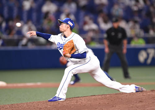 中日対ヤクルト　8回表、中日2番手で登板する又吉（撮影・森本幸一）