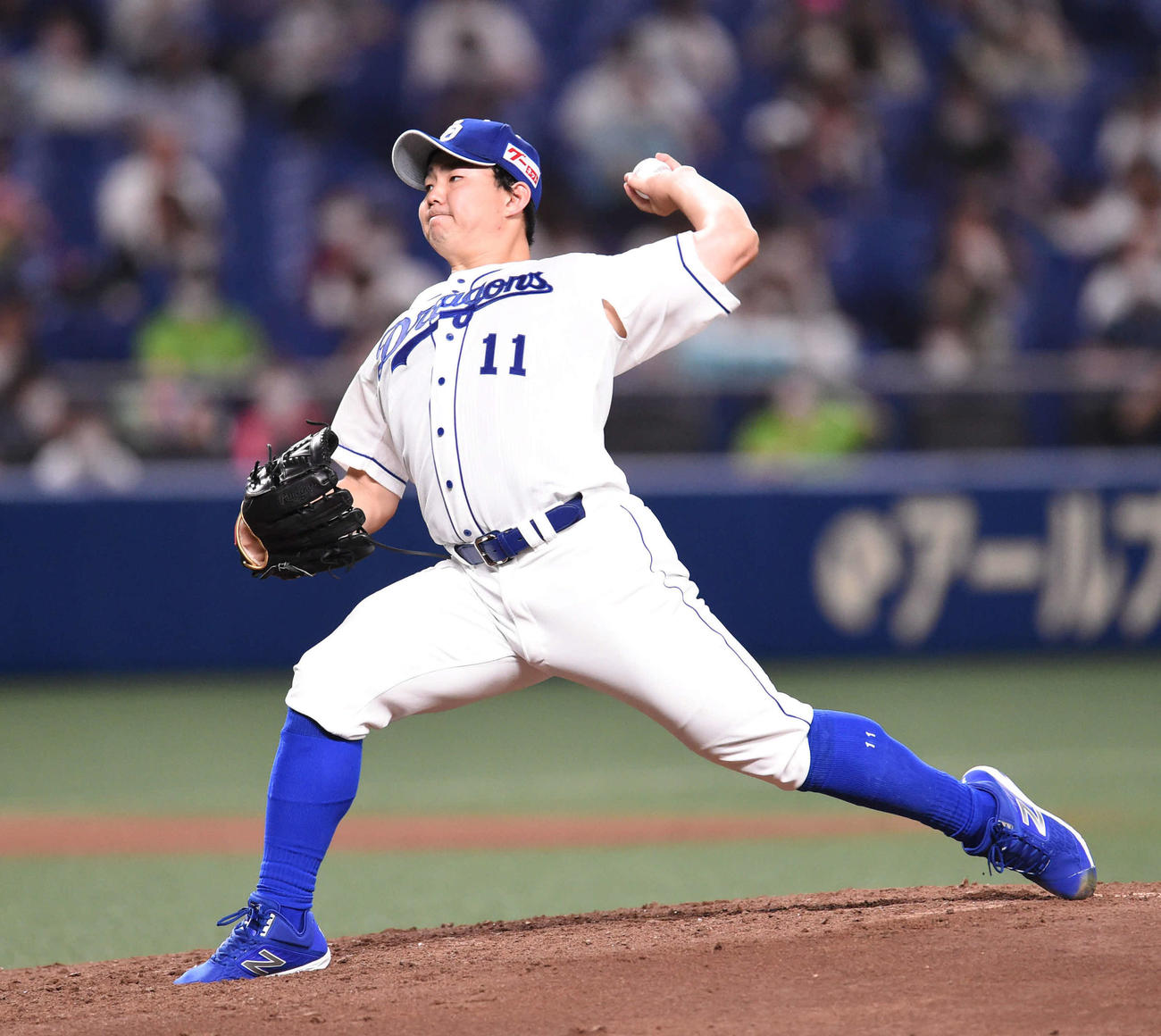 中日対ヤクルト　力投する中日先発の小笠原（撮影・森本幸一）