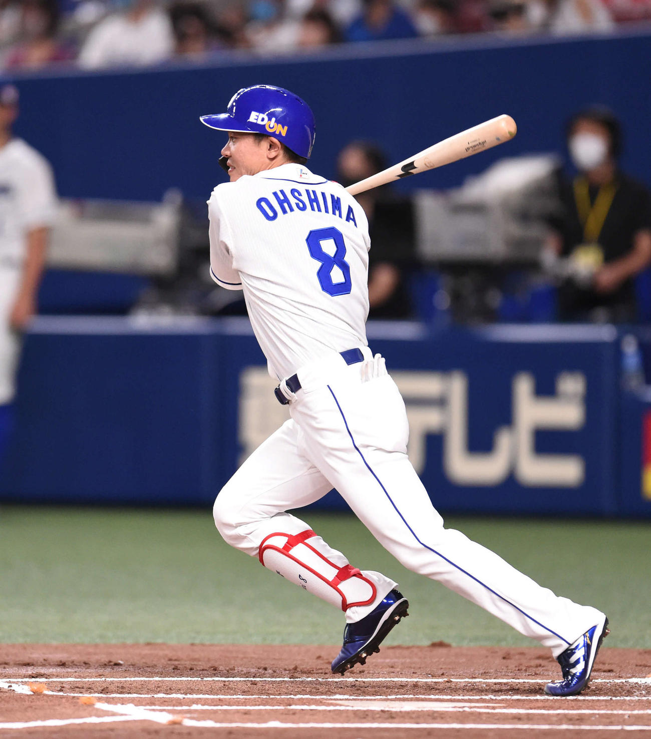 中日対ヤクルト　1回裏中日1死三塁、右前適時打を放つ大島（撮影・森本幸一）