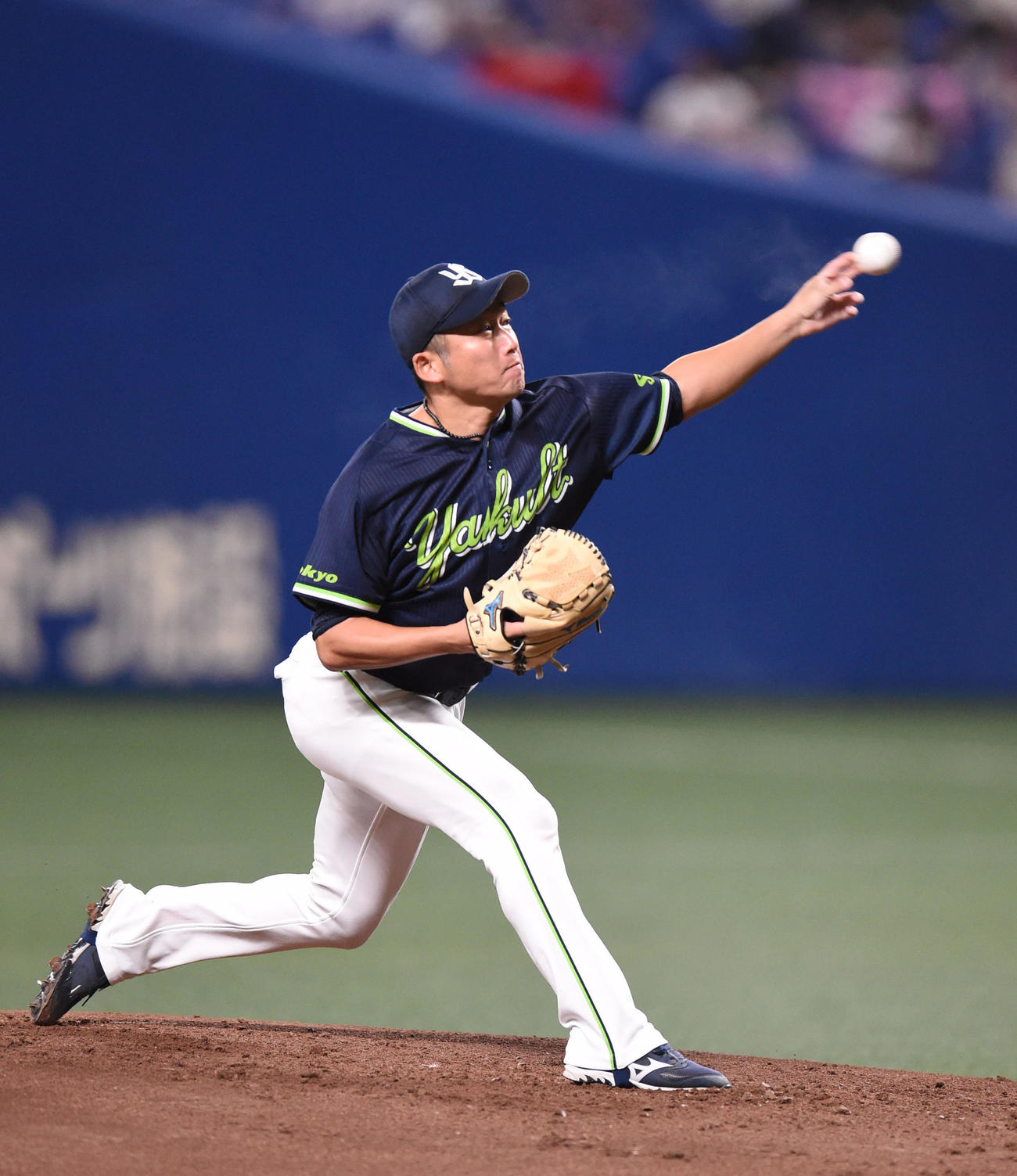 中日対ヤクルト　1回裏、登板するヤクルト先発の石川（撮影・森本幸一）