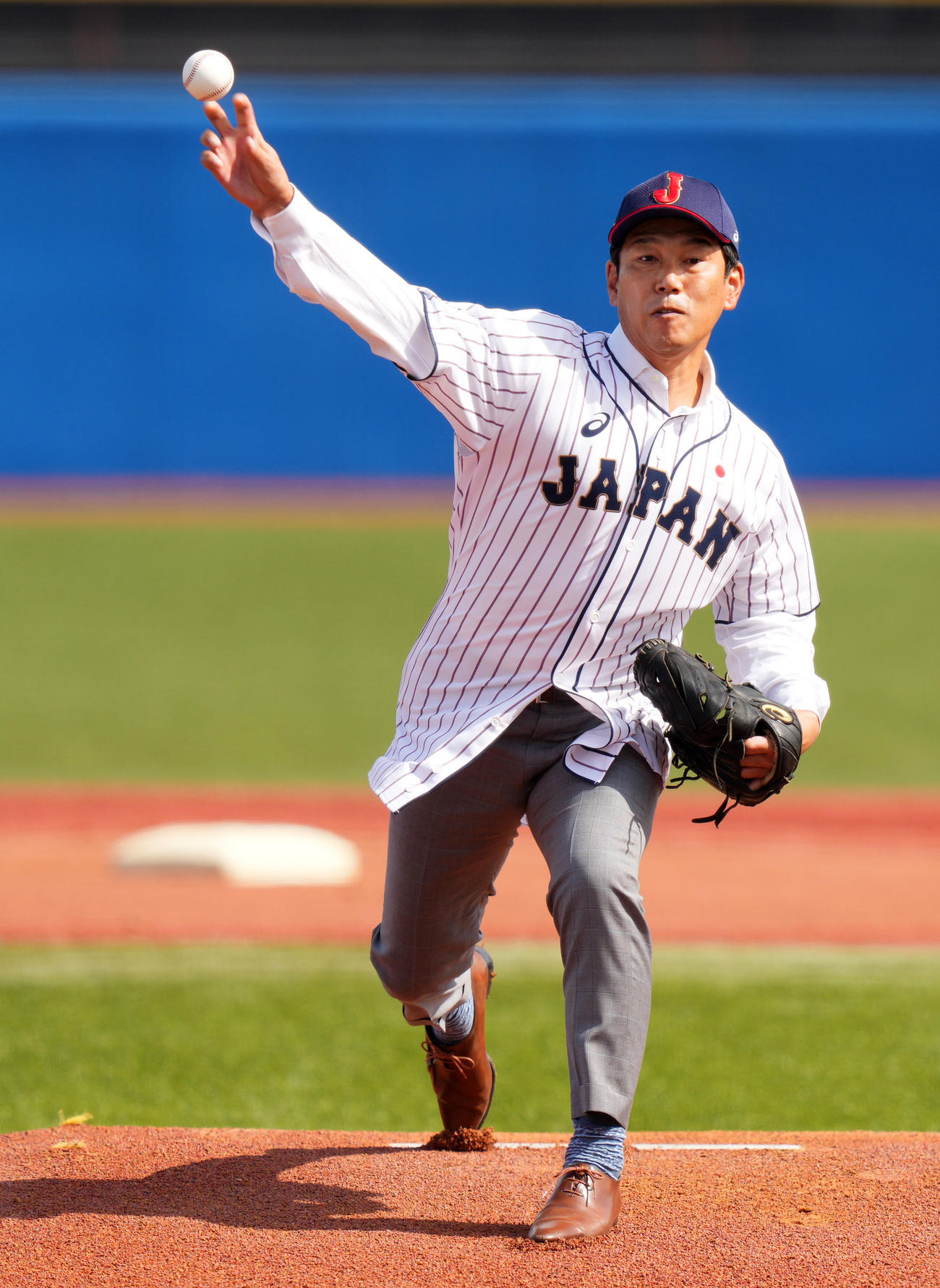 井端弘和氏が東都大学野球開幕戦で始球式 足が震えた 侍ユニホームで登場 アマ野球写真ニュース 日刊スポーツ