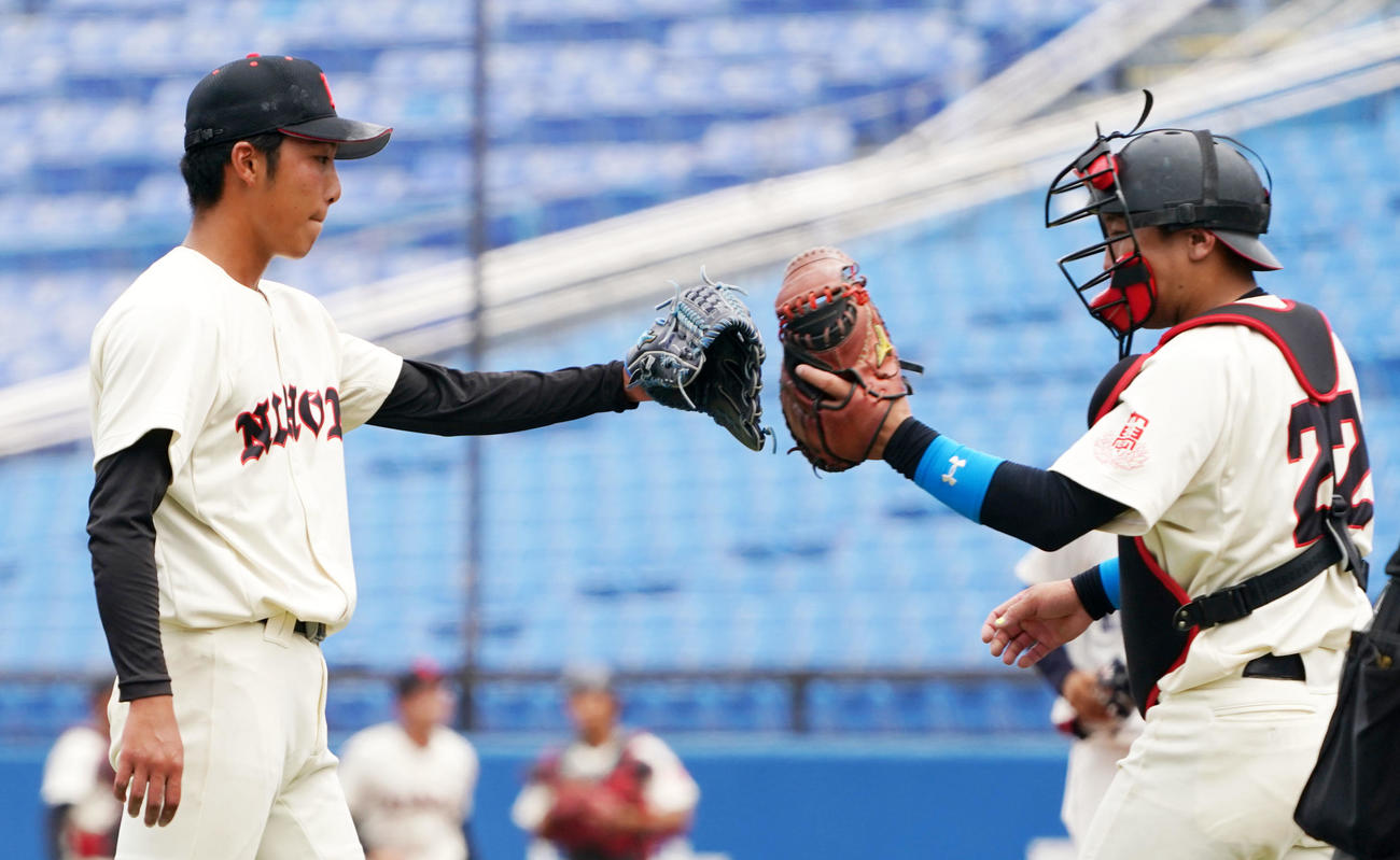 国学院大対日大　国学院大に勝利しタッチを交わす日大・赤星（左）（撮影・横山健太）