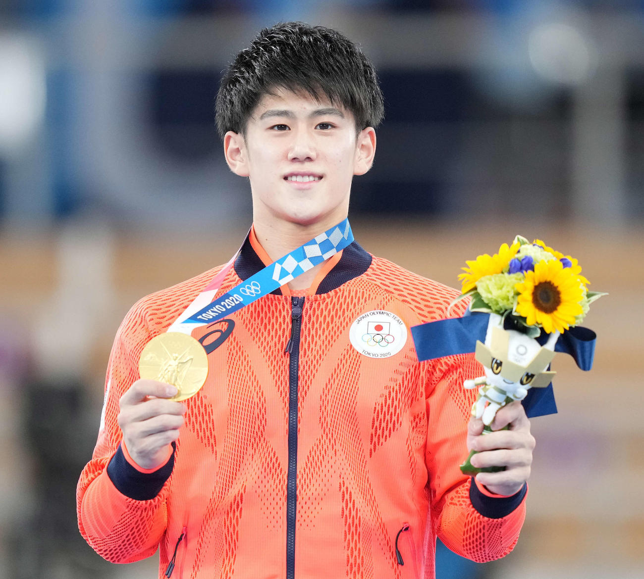 体操男子種目別鉄棒決勝　金メダルを手に笑顔の橋本（2021年8月3日撮影）
