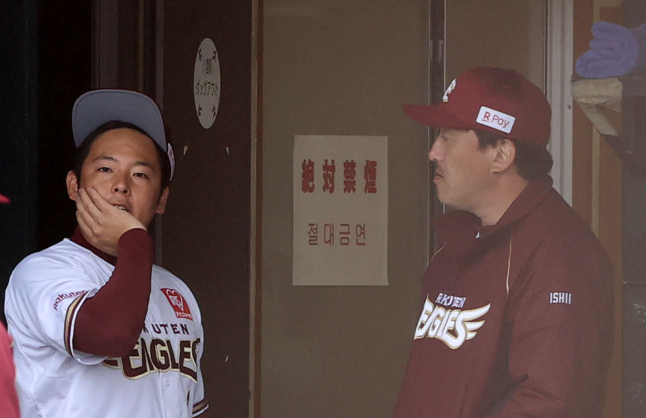 楽天石井監督（右）と話す松井裕樹（2021年2月18日撮影）