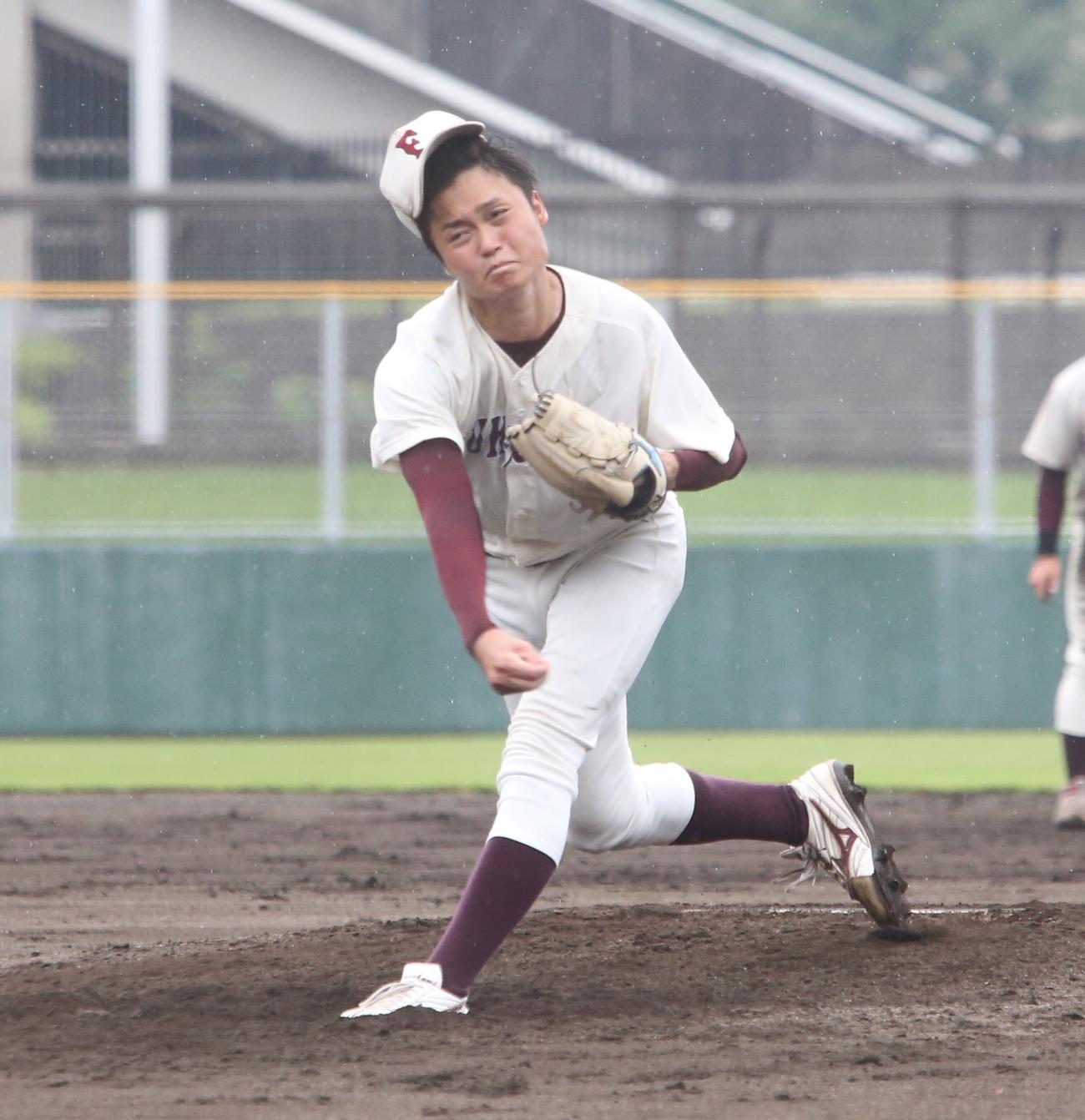九大対福岡大　帽子を飛ばし力投する福岡大・村上幸人投手（撮影・菊川光一）