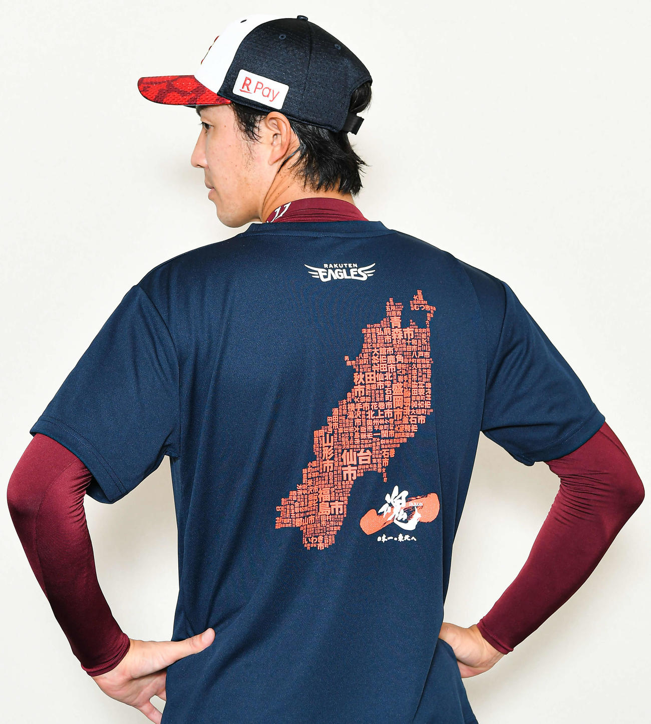 東北ろっけんまつりTシャツを着用する楽天岸（楽天野球団提供）