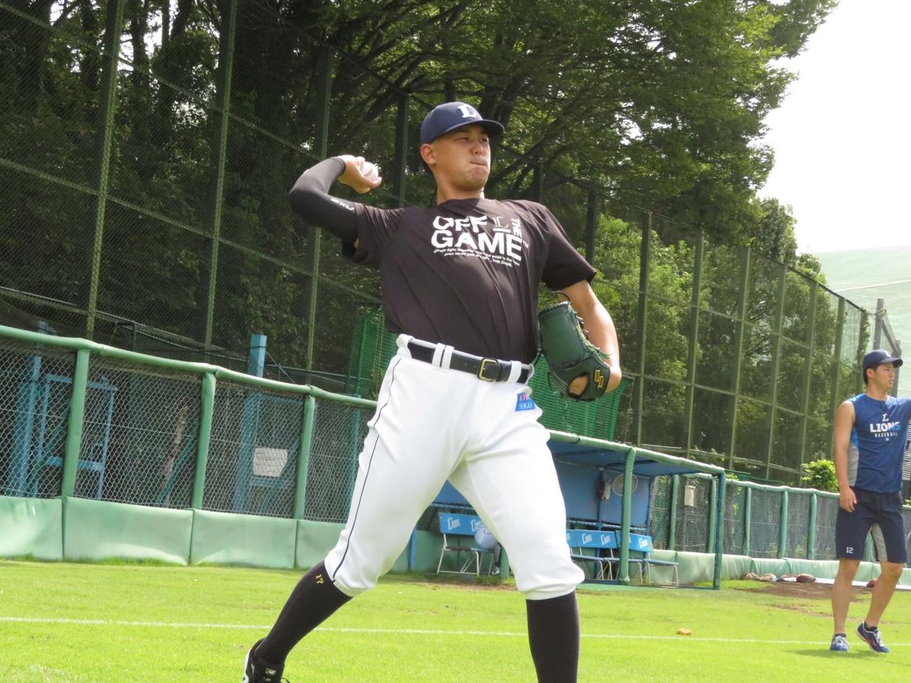 投手練習を行う西武高橋（球団提供）